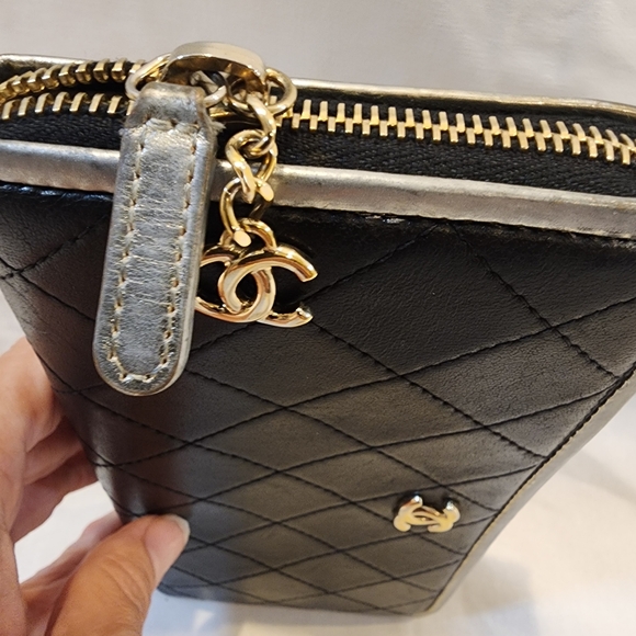 CHANEL Zippy Wallet. Black & Gold with charm. - Picture 4 of 11